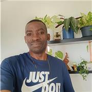 A faire du sport,du football en particulier